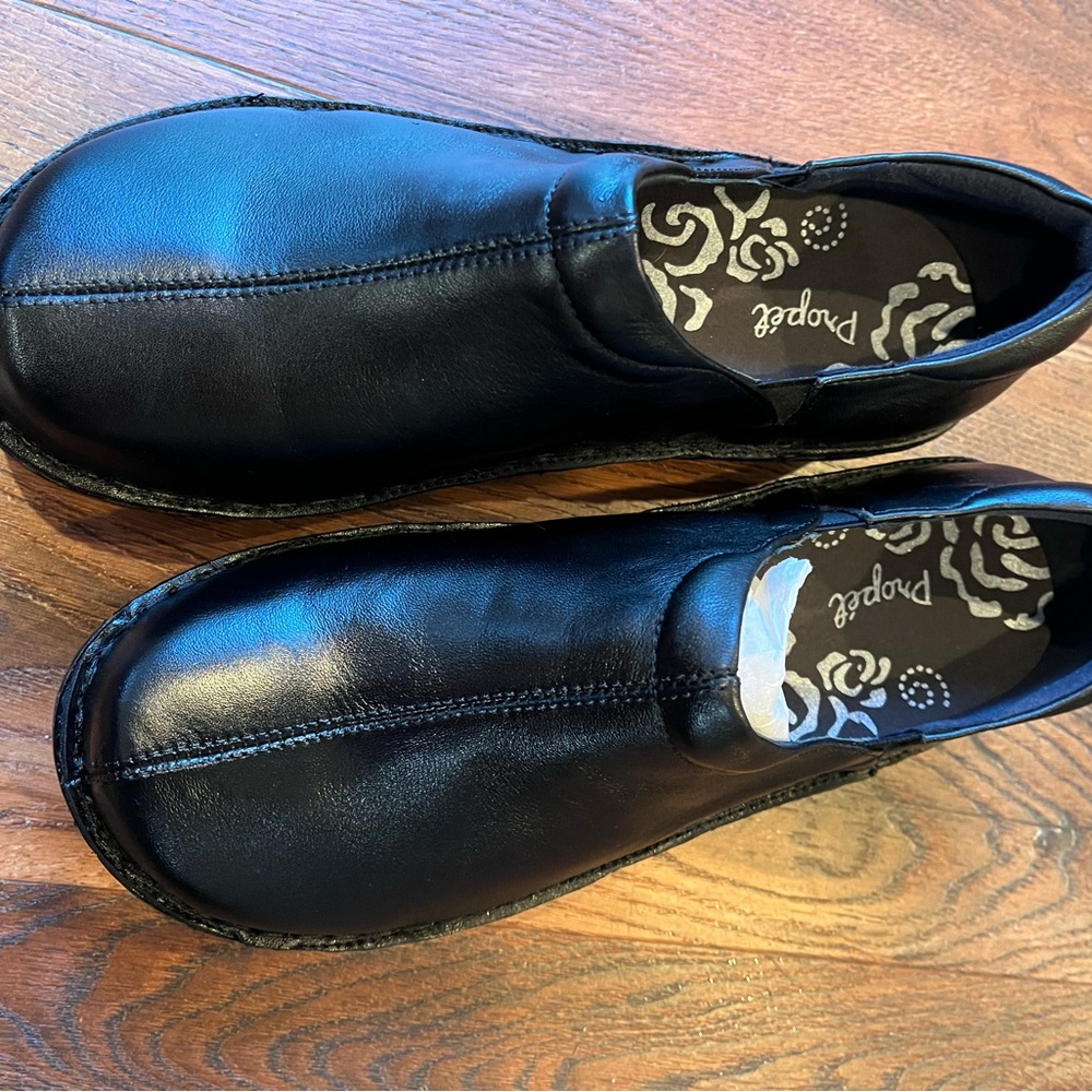 Propét 9.5 XW women’s shoe - black clogs. Black Leather Slip-On 9 1/2  X(2E) - Picture 5 of 14